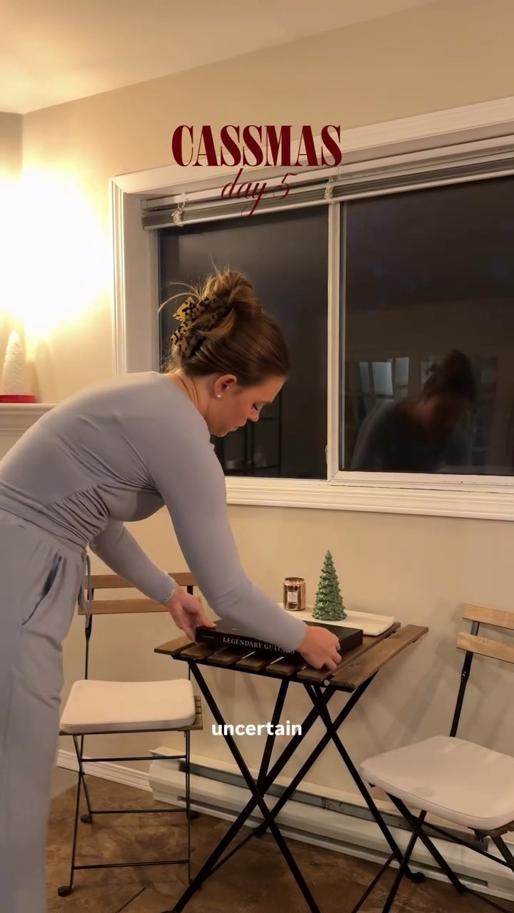 CASSMAS DAY 5 🎄✨ spent the day celebrating @filthyblondeband (he’s too cool for a personal insta) 🎂🥳

PS if you clocked the 4 bags of @old_dutch_canada it’s for the party this weekend !! All Dressed are essential 🤌🏼

#dayinmylife #vlogmas2025 #voiceovervlog #vlogmas