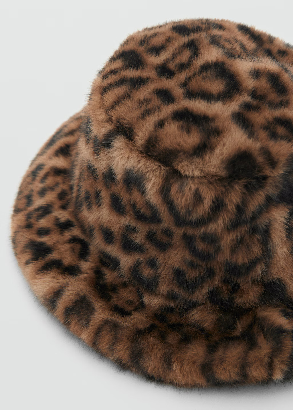Leopard faux-fur bucket hat | Mango (US/MX/AU)
