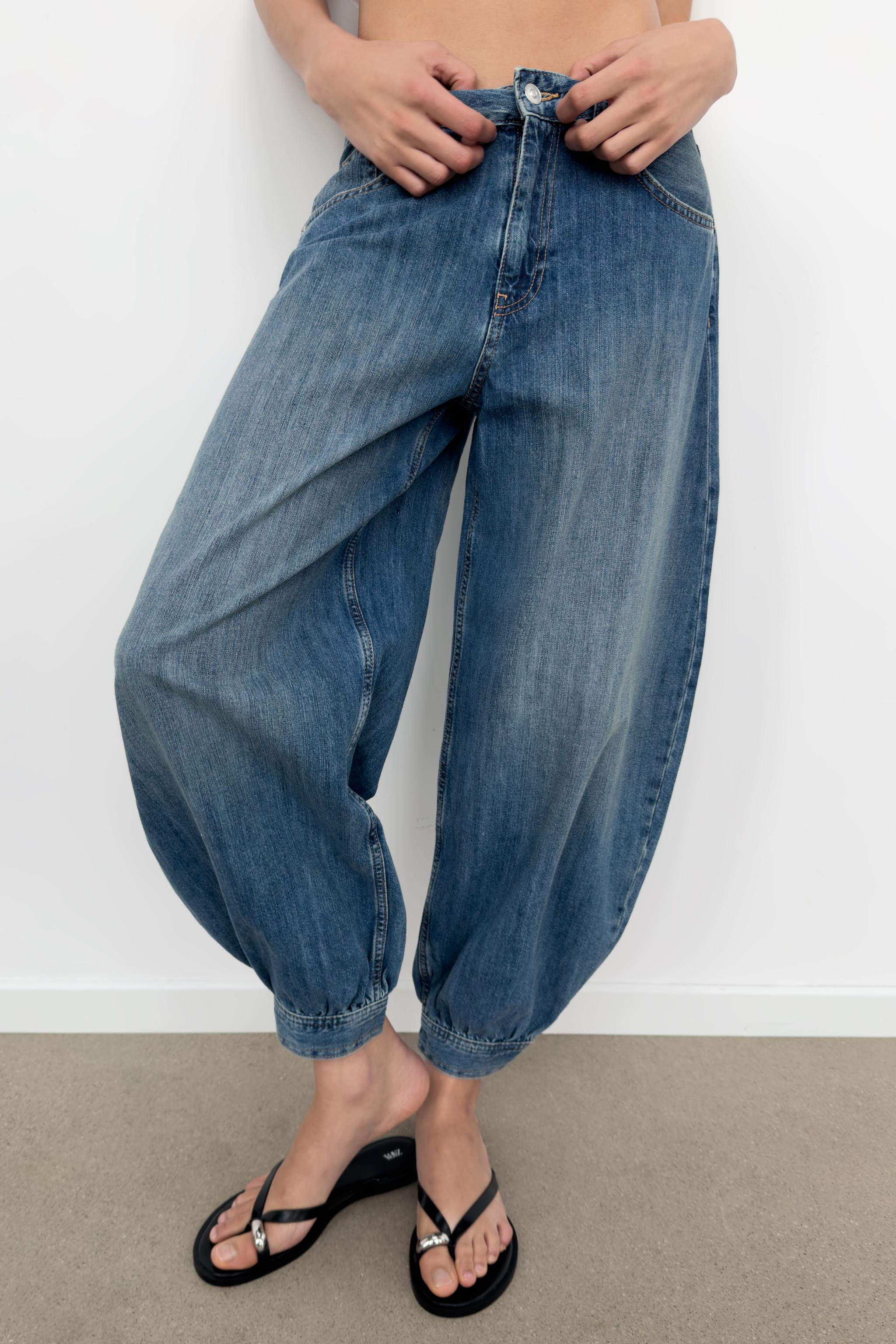 TRF MID-RISE BALLOON JEANS WITH BUTTON TABS | Zara US