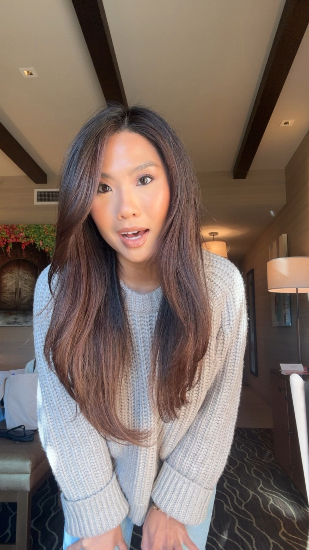 Classic fall ootd 😍🤍

Sizing: 
Sweater - sized up to S for more oversized fit but I think you can go true to size for a more true fit! 
Jeans - size down, they run big wearing 24
Uggs - sized down one size 