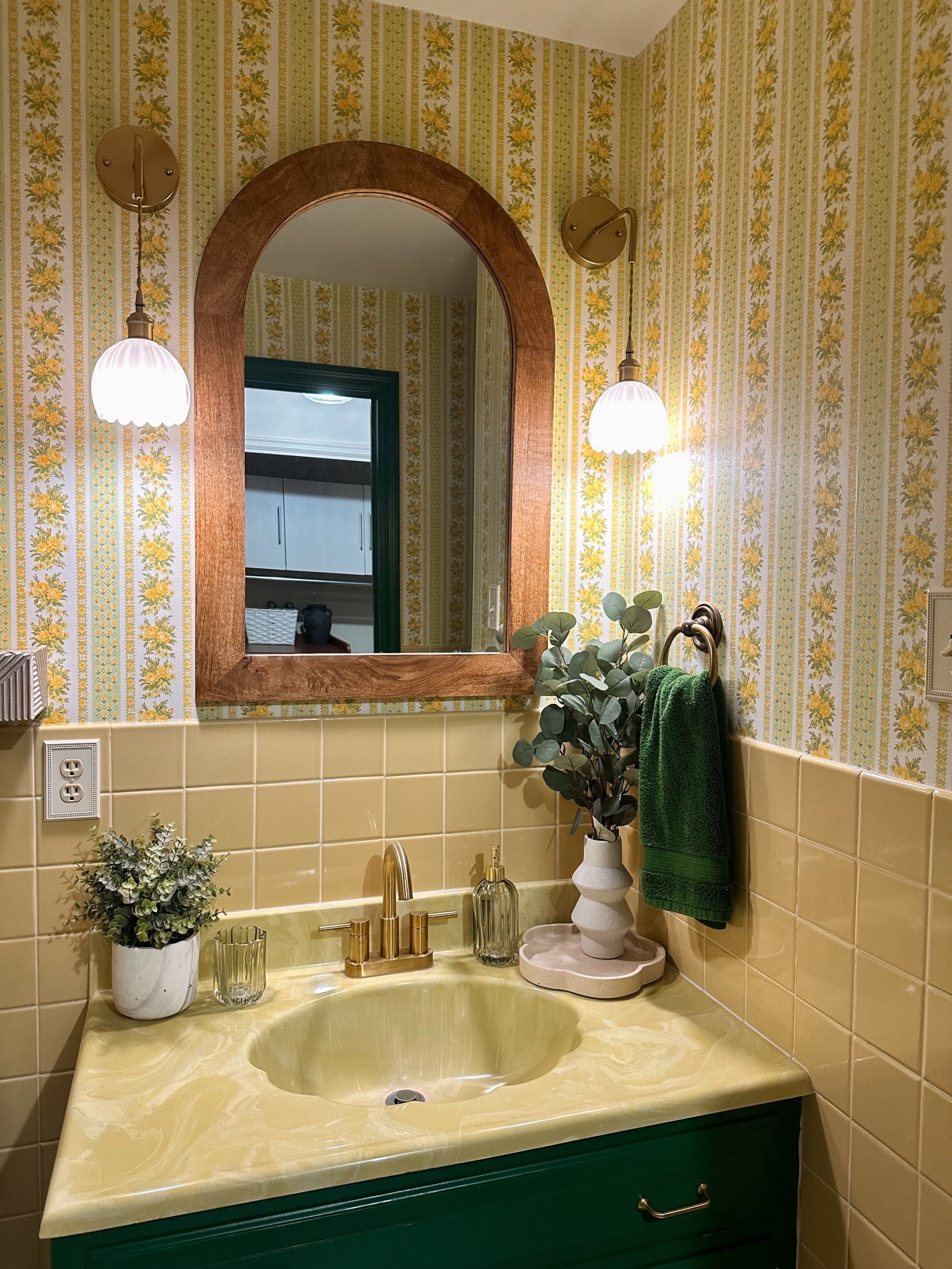 Our 70s bathroom facelift! 

We wanted to embrace the vanity, wallpaper and tile and figured we'd give it our own updated touch!

A lot of the decor and mirror are from homegoods previous years.. 

So I found a mirror similar! 


#LTKHome