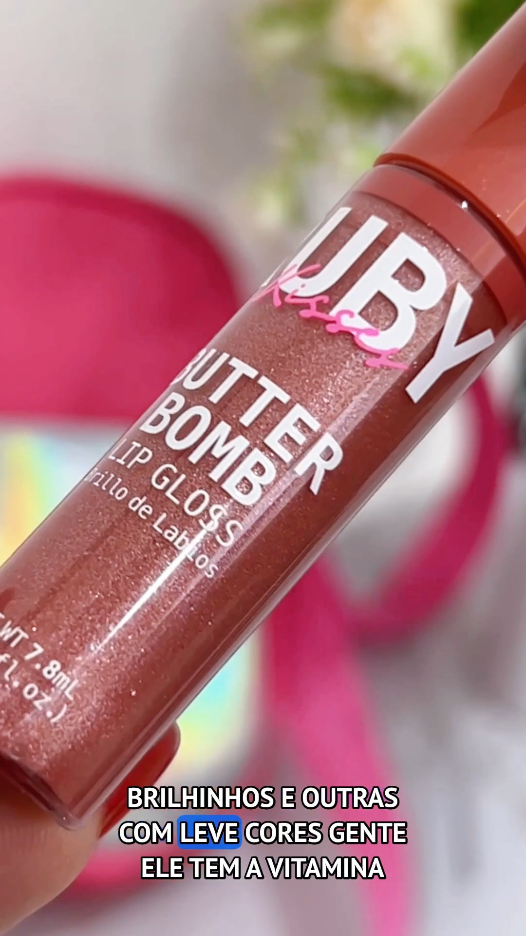 Com certeza essa é a nova revolução para quem tem boca ressecada (assim como eu) mas adora maquiagem, esse novo lançamento da Ruby Kisses o BUTTER BOMB tem efeito de gloss e fica lindo nos lábios, mas diferente de outros produtos do mercado, ele possui uma ação para hidratar os lábios com vitamina E e manteiga de Karité.
Também possui uma gama cores que deixam um efeito maravilhoso nos lábios e tem uma duração incrível sem aquele efeito melequento, seu preço é de mais ou menos  30 reais, cabe no bolso e nos faz sorrir, além de ficar bela!
NOTA: 10/10

#LTKbrasil #LTKbeauty