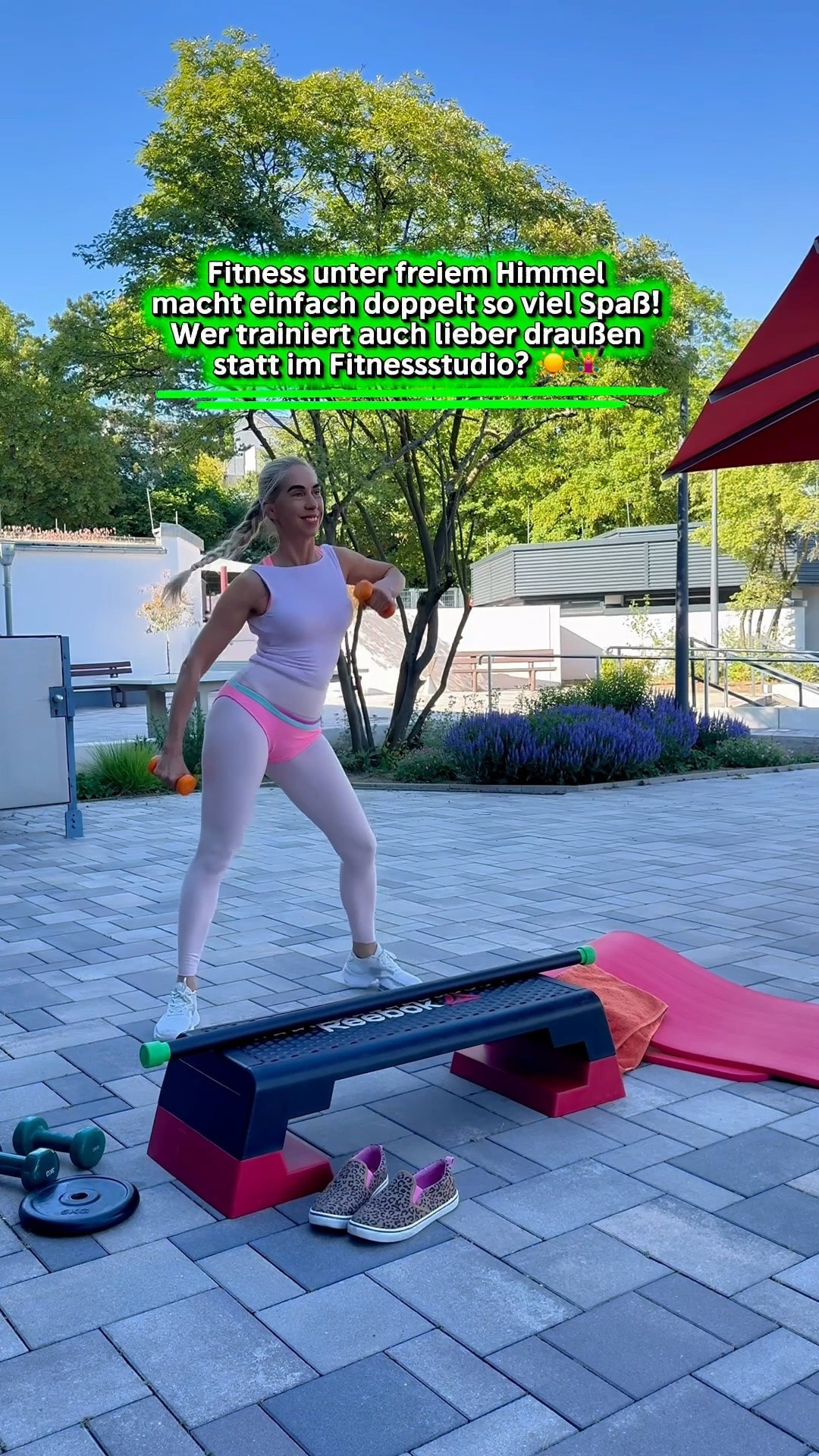 Workshop Outfits 
Mein Outdoor-Fitness-Favorit für mehr Energie, Kraft und gute Laune! ☀️🏋️‍♀️

Frische Luft, Bewegung und die richtige Ausrüstung – mehr brauche ich nicht für ein effektives Workout im Freien. 🌿✨ Mit Hanteln, Stepper, Langhantel und meinen bequemen weißen Fitnessschuhen macht das Training gleich doppelt so viel Spaß. Ob Krafttraining, Ausdauer oder Bodyforming – draußen trainieren motiviert mich jedes Mal aufs Neue. 💖

Diese Fitness-Essentials begleiten mich aktuell bei meinen Workouts und sorgen für Abwechslung, mehr Power und ein rundum gutes Körpergefühl. Wer trainiert im Sommer auch am liebsten unter freiem Himmel? ☀️💪 #FitnessOutfit #OutdoorWorkout #WorkoutMotivation #FitnessLifestyle #GymStyle #SportOutfit #Krafttraining #Hanteltraining #Langhantel #StepperWorkout #FitImSommer #Activewear #FitnessFashion #WorkoutLook #Sportliebe #HealthyLifestyle #FitnessInspiration #TrainierenImFreien

#LTKdeutschland #LTKsummer #LTKworkwear