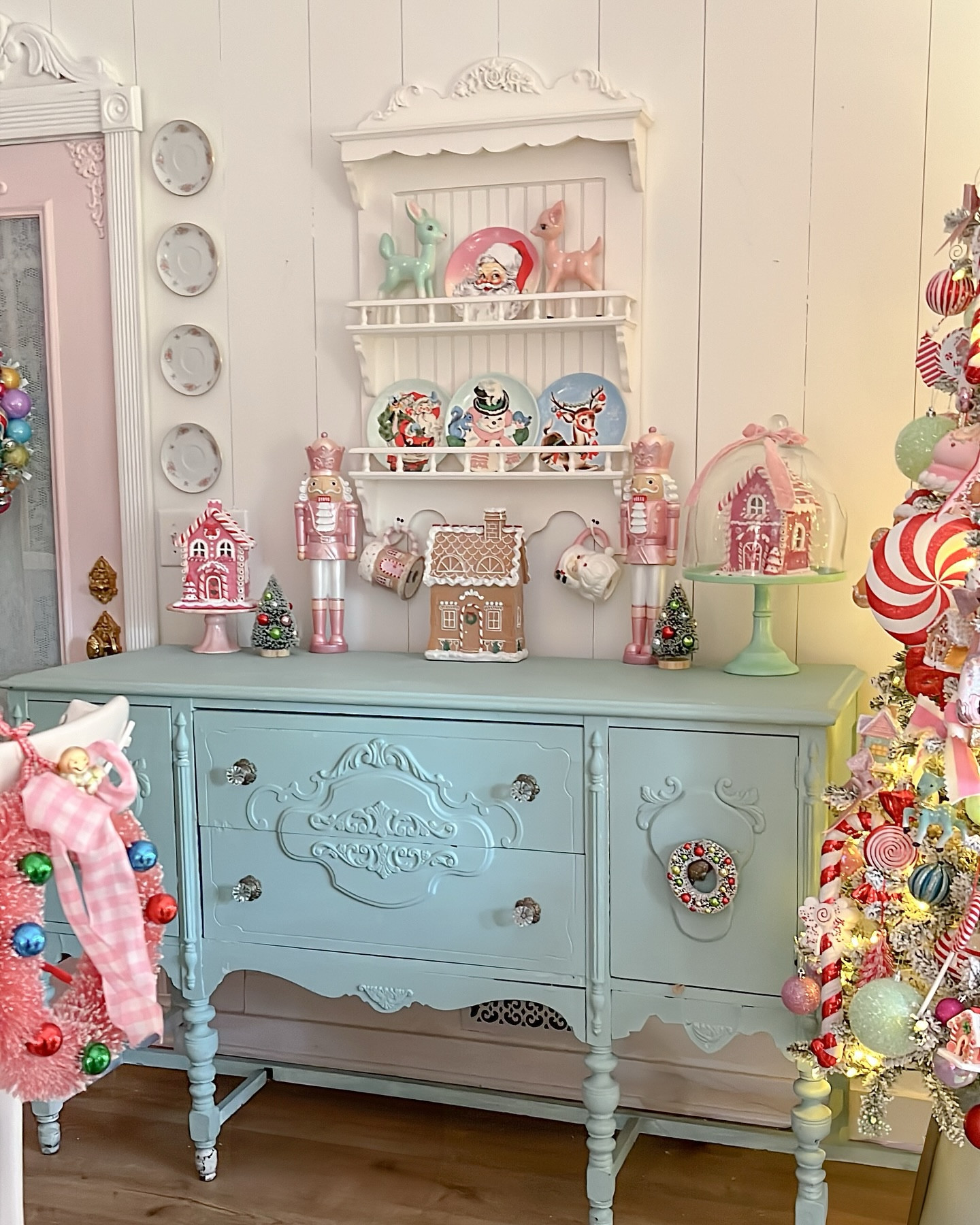 Switched up this part of the kitchen for the first time in forever and added this adorable plate rack. I love it so much and it’s so fun to decorate!  #cottagekitchen #pinkmas #cottagechristmas