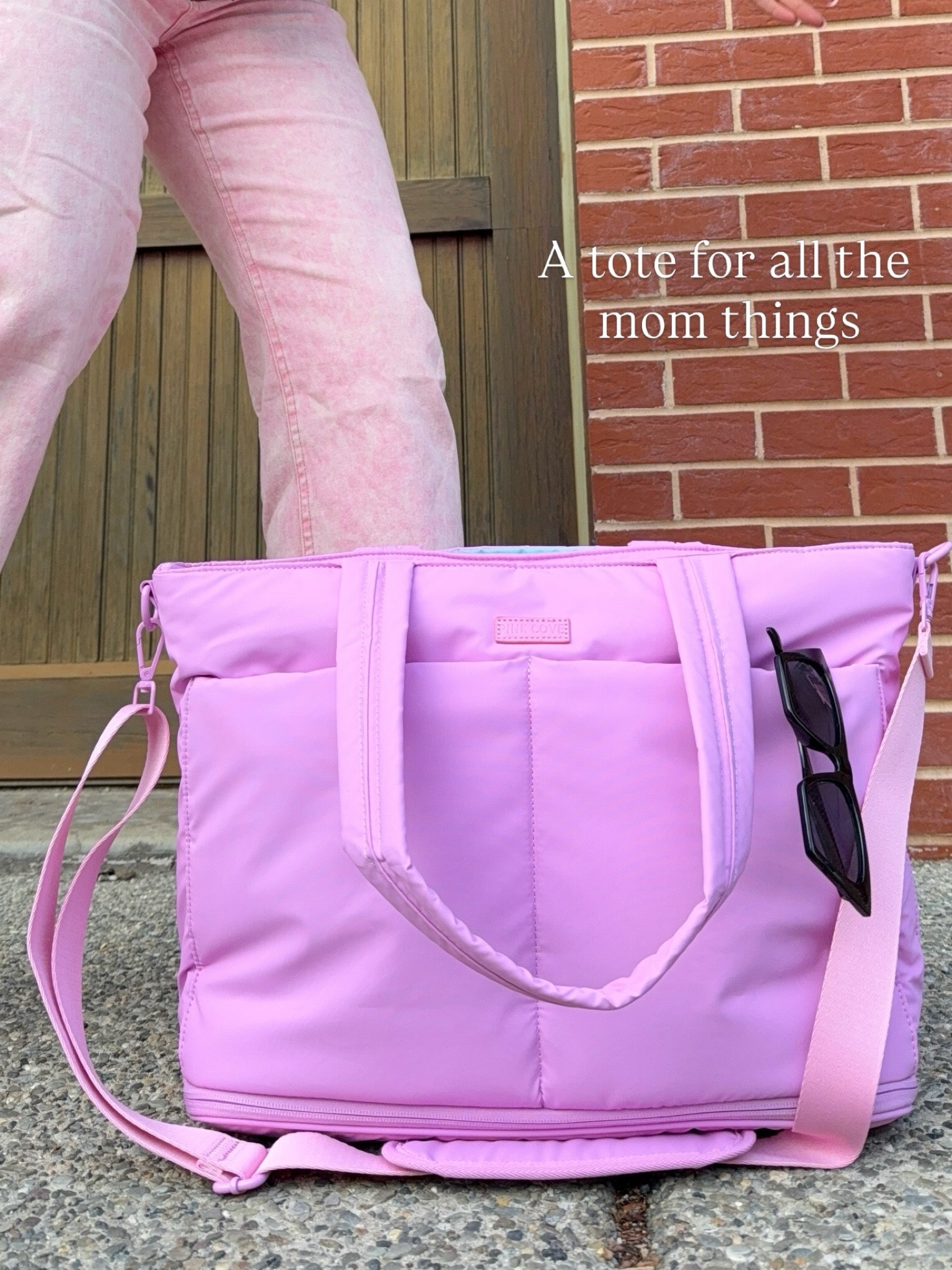 There are SO MANY pockets , has a handle and strap . But the best part is the designated tumbler pocket for handles. I put this hydro jug in mine.

#LTKTravel #LTKMothersDay #LTKmomlife