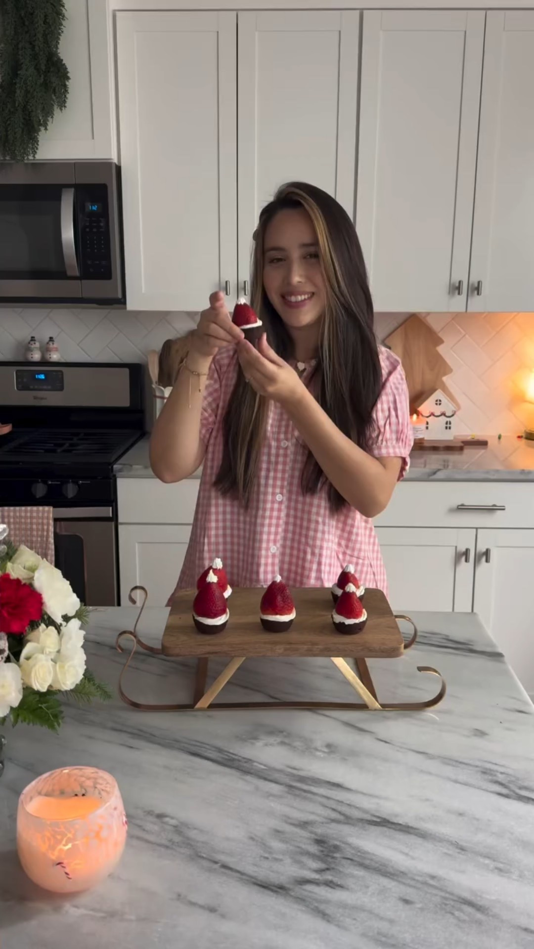 Santa brownie bites🎅❤️

So cute and easy to make! No baking involved😅 

What you need:
Strawberries
Brownie bites 
Frosting

Comment “SWEET” and I'll send you a 🔗💕