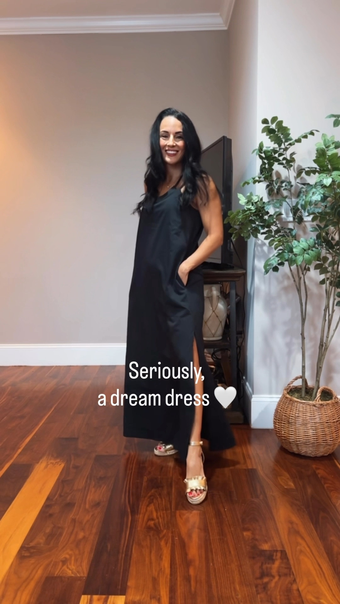 A maxi dress with a built-in bra, adjustable straps and pockets!!


#LTKootd #LTKOver40 #LTKSeasonal