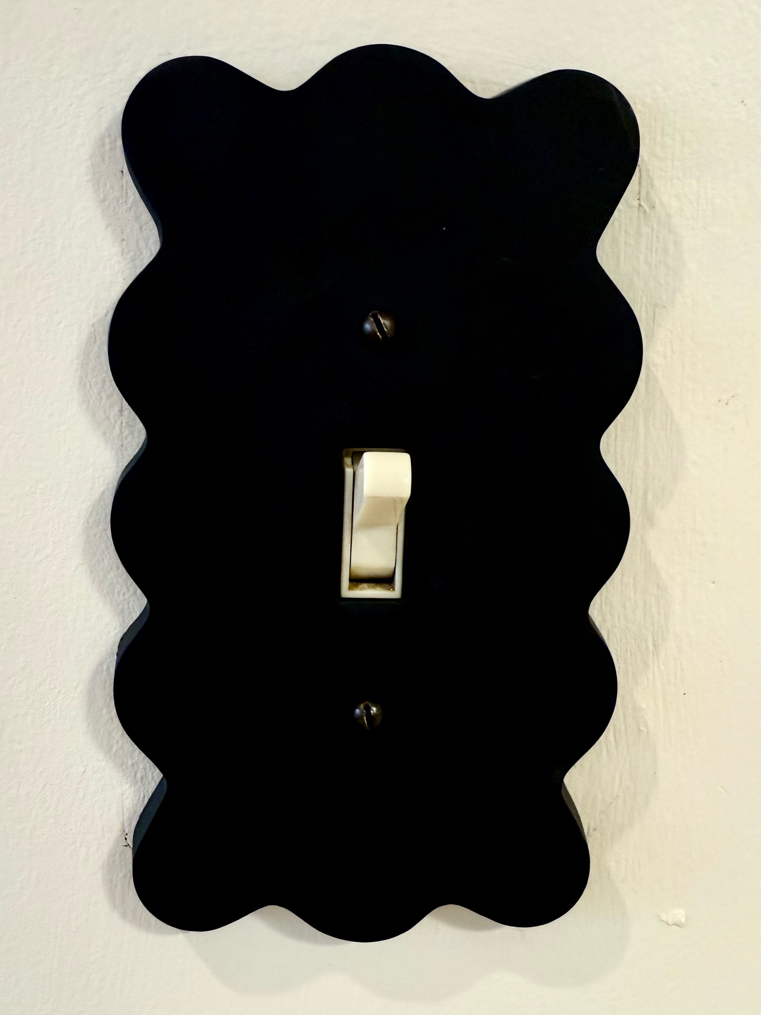 A little light switch elevation. These wavy light switch covers rock. 

#LTKHome