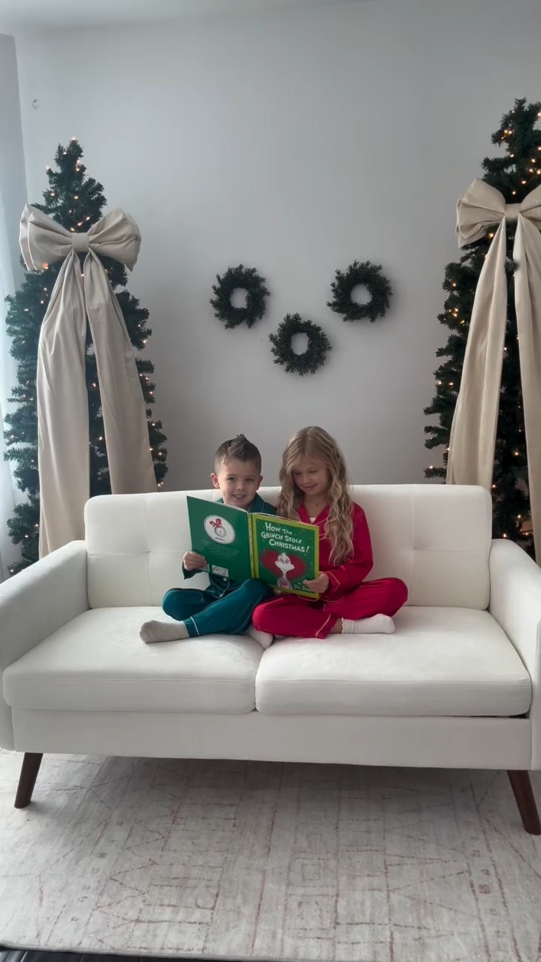 BTS #work😍🎄 #christmasmagic #christmastime #michihanphotography #michiganphotographer #studio #minisessions #lunasignaturephotography #christmaspjs #christmasbook