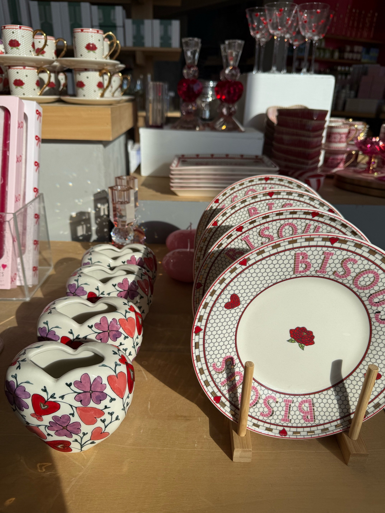 The flower and heart vase is so beautiful and perfect for all your long. I recommend the larger size!

#valentinesday #anthropologie 