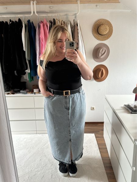 Bisschen verliebt in dieses Outfit 🖤 das Oberteil ist so besonders, dadurch dass es Off Shoulder geschnitten ist. 

#curvylook #frühlingslook #summeroutfits #denim

#LTKstyletip #LTKplussize #LTKeurope