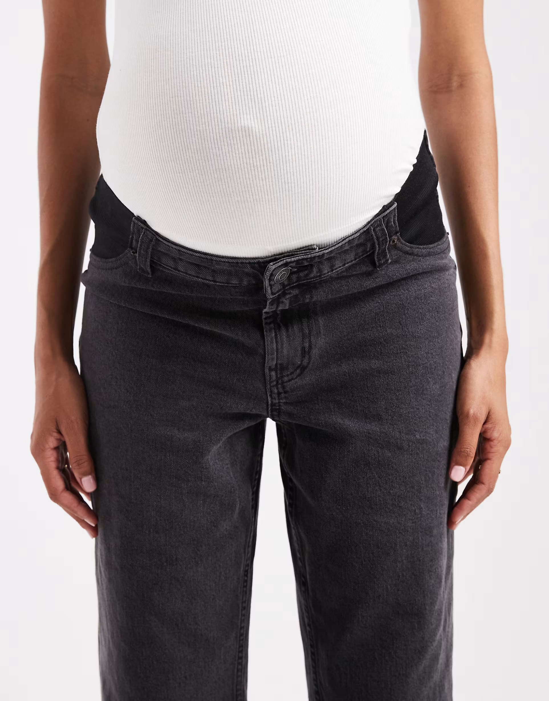 ASOS DESIGN Maternity – Straight Umstandsjeans aus Komfort-Stretch in verwaschenem Schwarz | ASOS (Global)