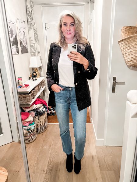 Outfits of the week

Casual office attire with a sparkly tweed blazer, crisp white t-shirt and straight leg jeans. Paired with suede stacked heel ankle booties. 

Blazer EU42 
T-shirt L
Jeans EU40 (these were originally 36” length but I had them hemmed to this length). 



#LTKSeasonal #LTKeurope #LTKHoliday