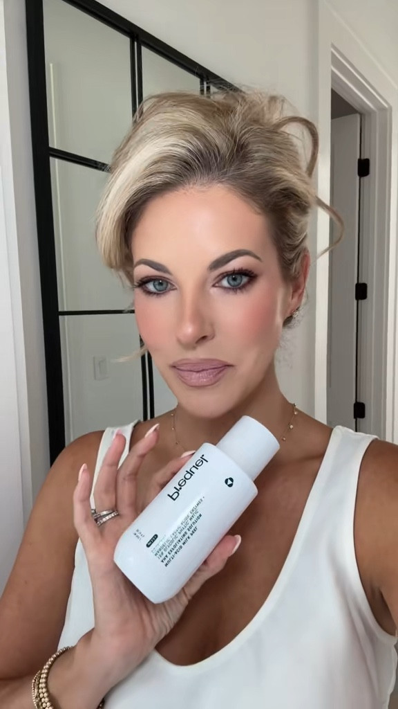 Over 25? These are the skincare products I love that have made a real difference in my skin — hydration, glow, and anti-aging essentials. Everything linked on LTK. 👉🏻 https://liketk.it/5F3dG

#SkincareOver25 #AntiAgingSkincare #GlowySkin #HealthySkinRoutine #BeautyFavorites #SkincareObsessed #LTKSkincare #TrendingSkincare #SelfCareRoutine #ViralBeautyProducts #CleanBeauty

#LTKBeauty