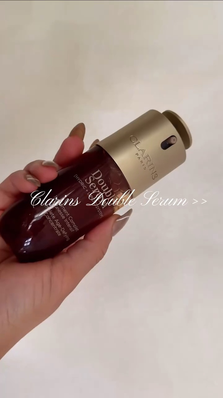 I’ve been such a fan of @clarinsusa but this double serum is LITERALLY PERFECTION!! 
Look at this glow!? Do we love? Have you tried it? #clarins #clarinsskincare #skincareroutine