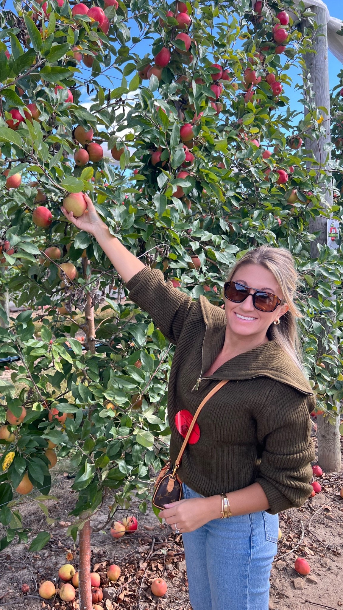 Apple picking and pumpkin grabbing kind of day 🎃🍎

Sweater from H&M
Jeans from Abercrombie 
Sunnies, earrings and clogs from Amazon 

#LTKStyleTip #LTKSeasonal #LTKShoeCrush