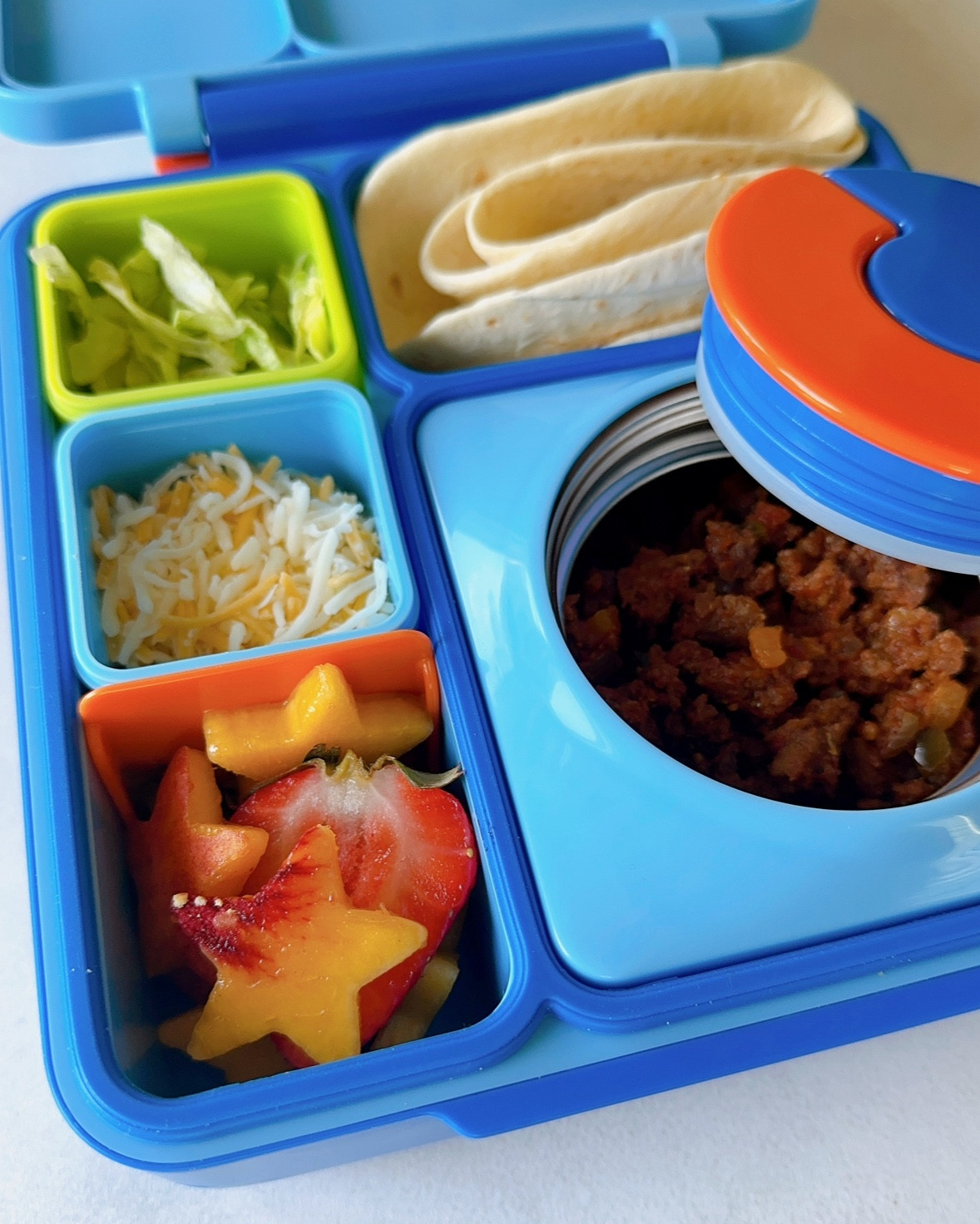 This omie lunchbox is perfect for sending warm lunches! Make sure to preheat the thermos with boiling water before using! #toddlerlunch #lunchboxideas 