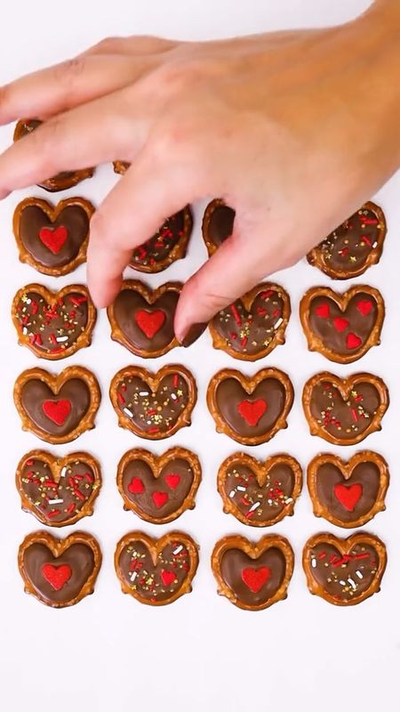 Easy to make Valentine’s Day pretzels #valentinesday2024 #valentines2024 #valentinesdaytreats #diyvalentines 

#LTKVideo #LTKhome #LTKGiftGuide