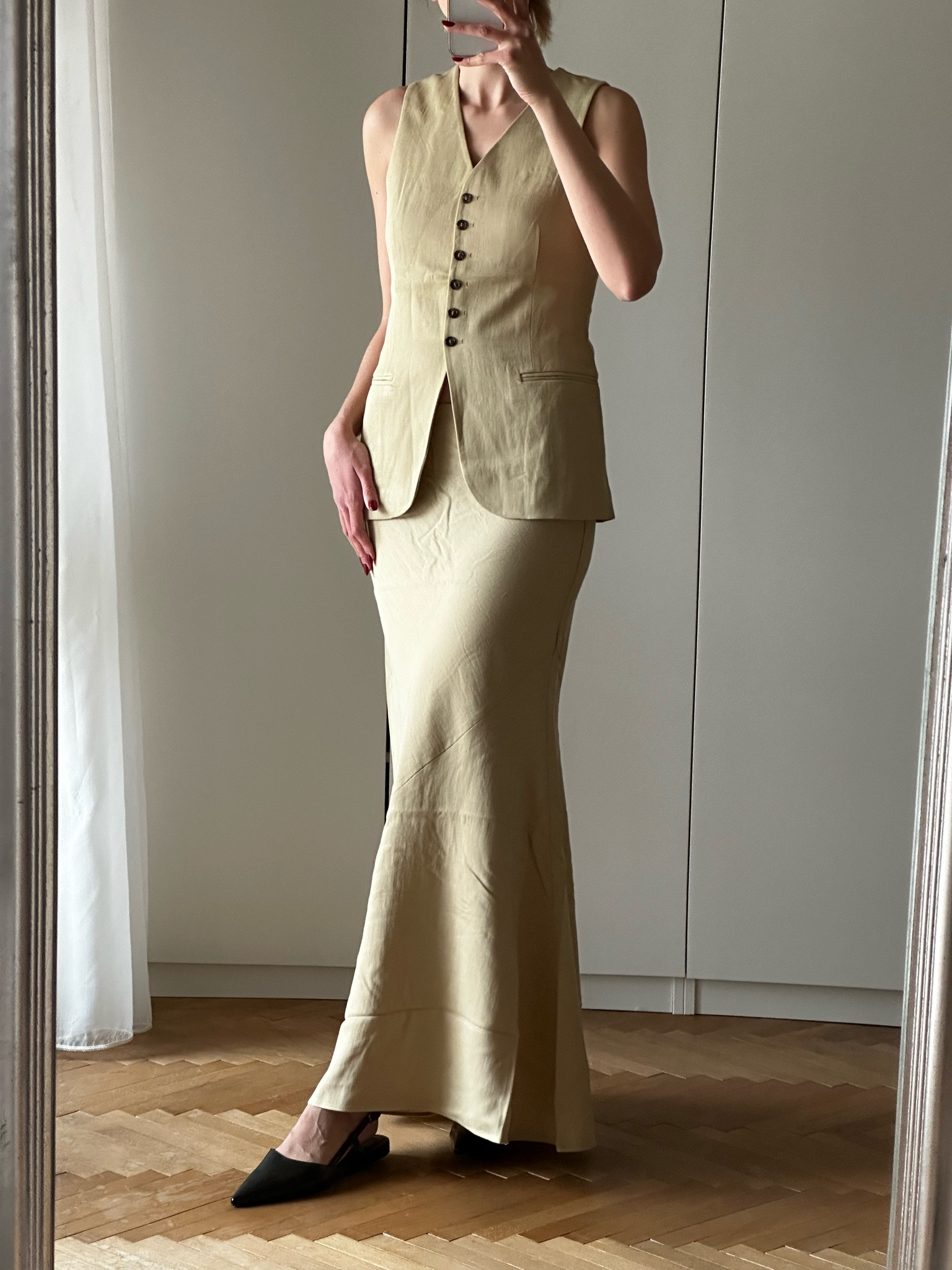 Excited for spring - in love with this minimalist set, the cut, the colour, the material - everything is perfect 🩶 wearing size 38 for both, gilet and maxi skirt 

#LTKstyletip #LTKeurope #LTKworkwear