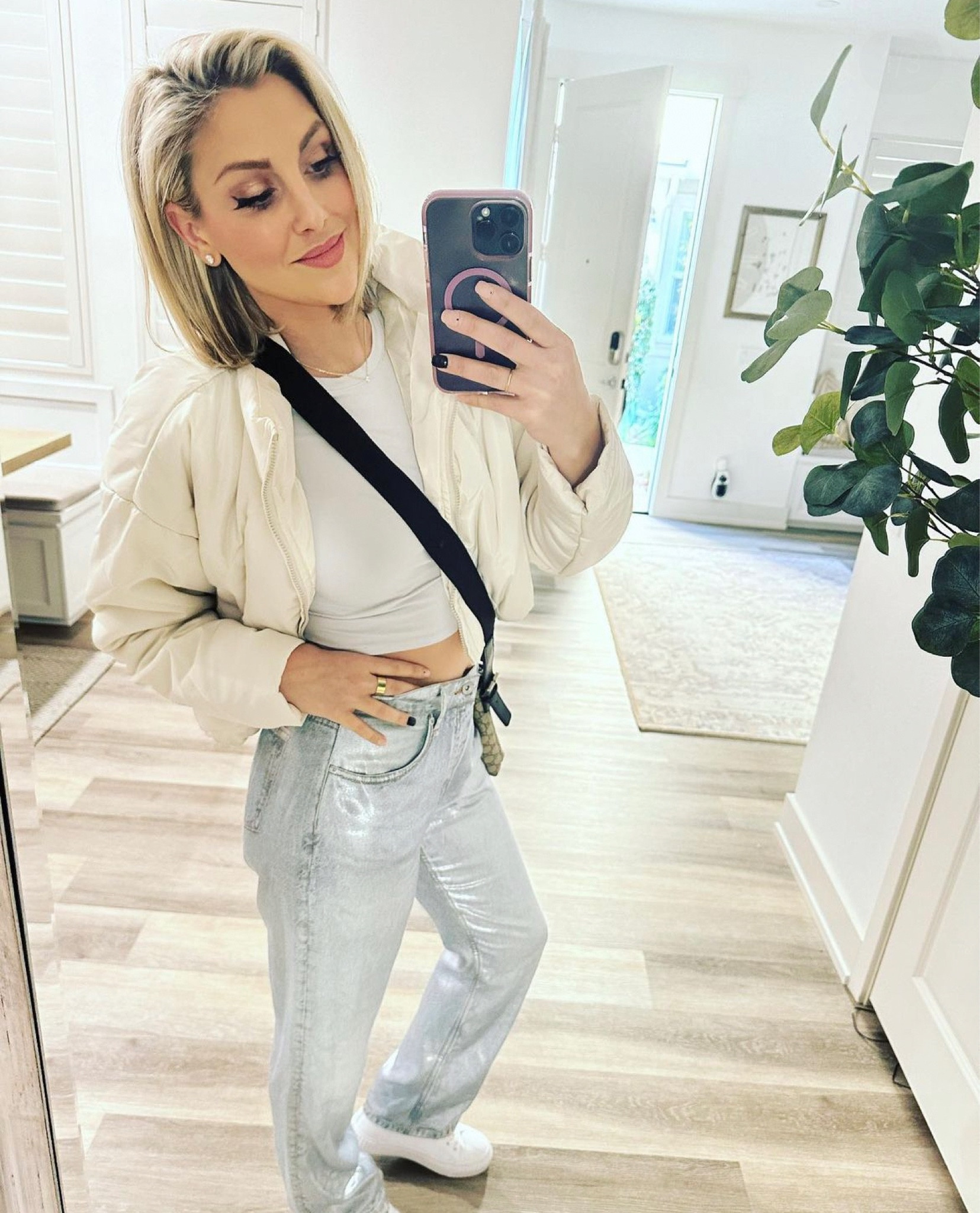These high rise metallic jeans bring this outfit to life!

#LTKsalealert #LTKFind #LTKshoecrush