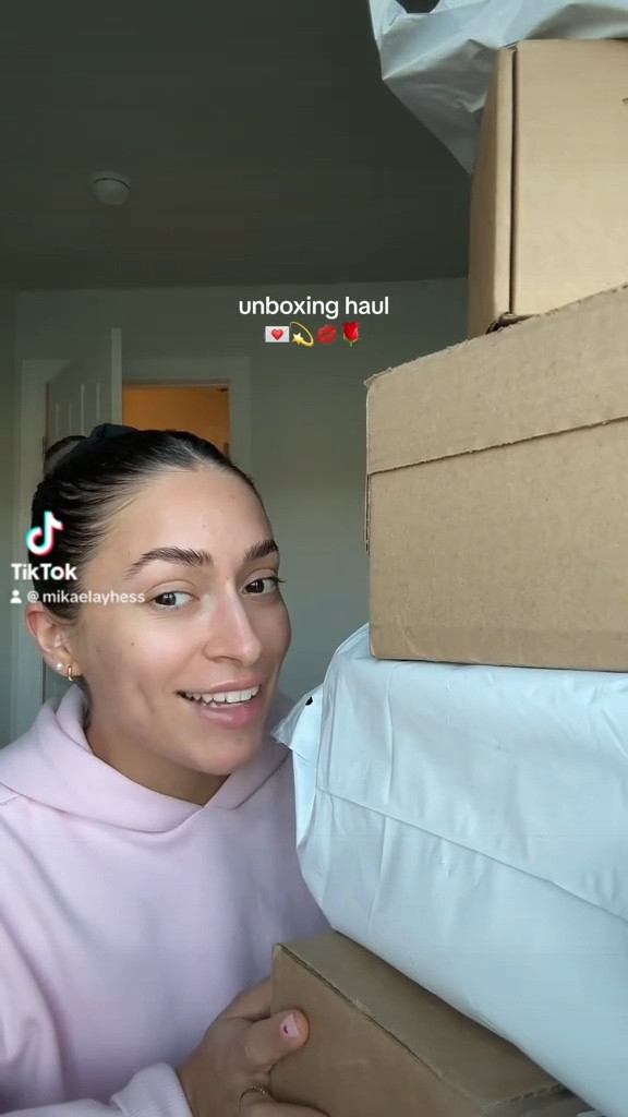 Of course none of this stuff is linkable but here are the products from my little February/Valentine’s Day themed unboxing haul 💞💋🎀🌹

ARMRA: https://tryarmra.com/products/blood-orange-vine-watermelon-acu-acai-stickpack-bundle

SAUCONY TRIUMPH 21: https://www.saucony.com/en/galentines-day-triumph-21/58988W.html

40 OZ HYDROJUG TRAVELER TUMBLER: https://www.thehydrojug.com/products/pink-sand-traveler

24 OZ STUDDED HYDROSHAKER: https://www.thehydrojug.com/products/cream-studded-shkr