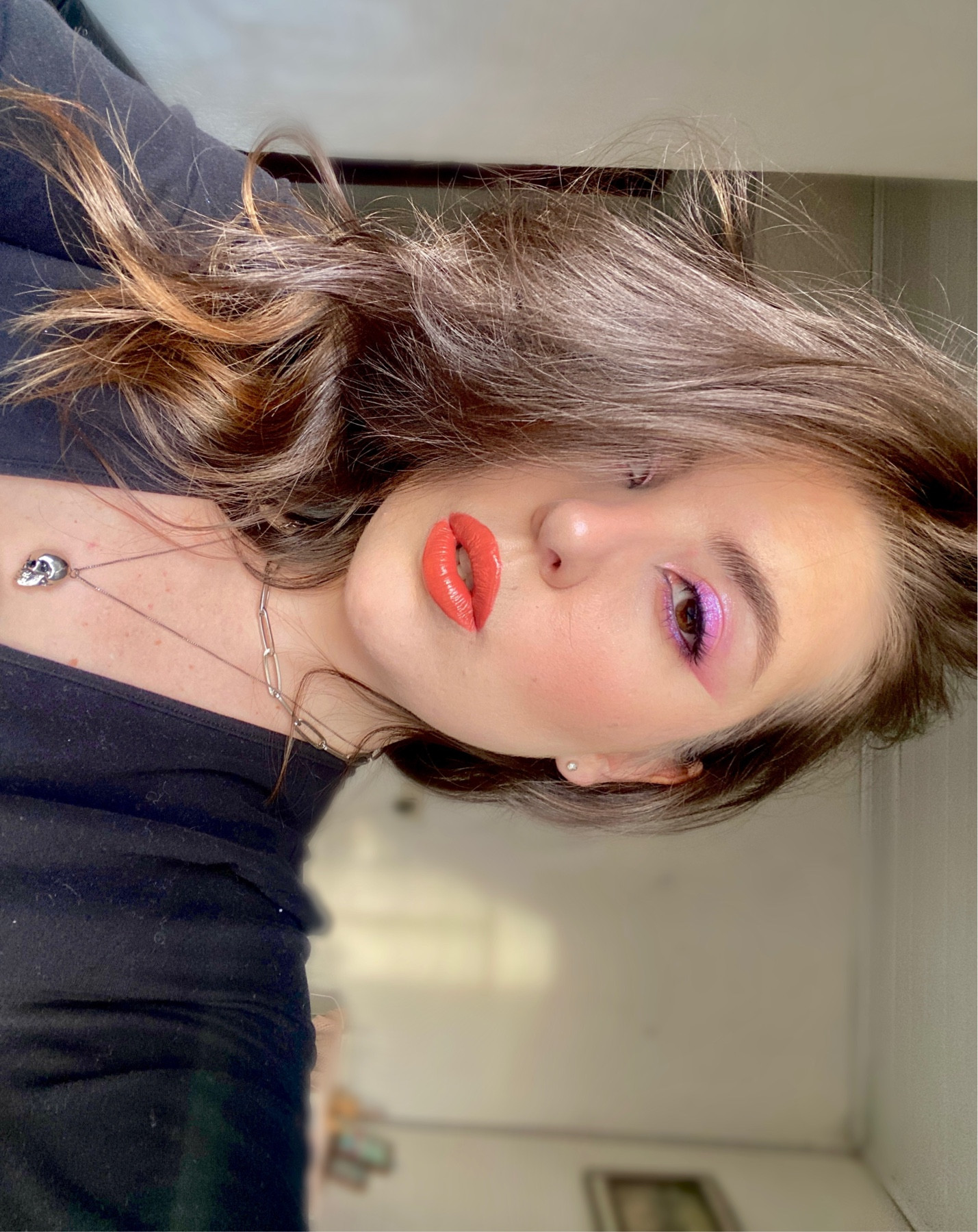 Testei a nova paleta night glam da Océane e ela é incrível, é uma pena que o celular não tenha mostrado o tanto que as sombras cintilantes brilham.

As sombras opacas são fáceis de trabalhar, pigmentadas e fazem uma ótima transição de cores, as cintilantes eu não consigo encontrar palavras, são surreais de LINDAS, macias, HIPER PIGMENTADAS e fáceis também de esfumar, você consegue aplicar facilmente com os dedos ou com um pincel.

A paleta também tem um tamanho perfeito para levar em qualquer lugar, resumindo, vale cada centavo. 💜✨

#LTKbeauty #LTKbrasil