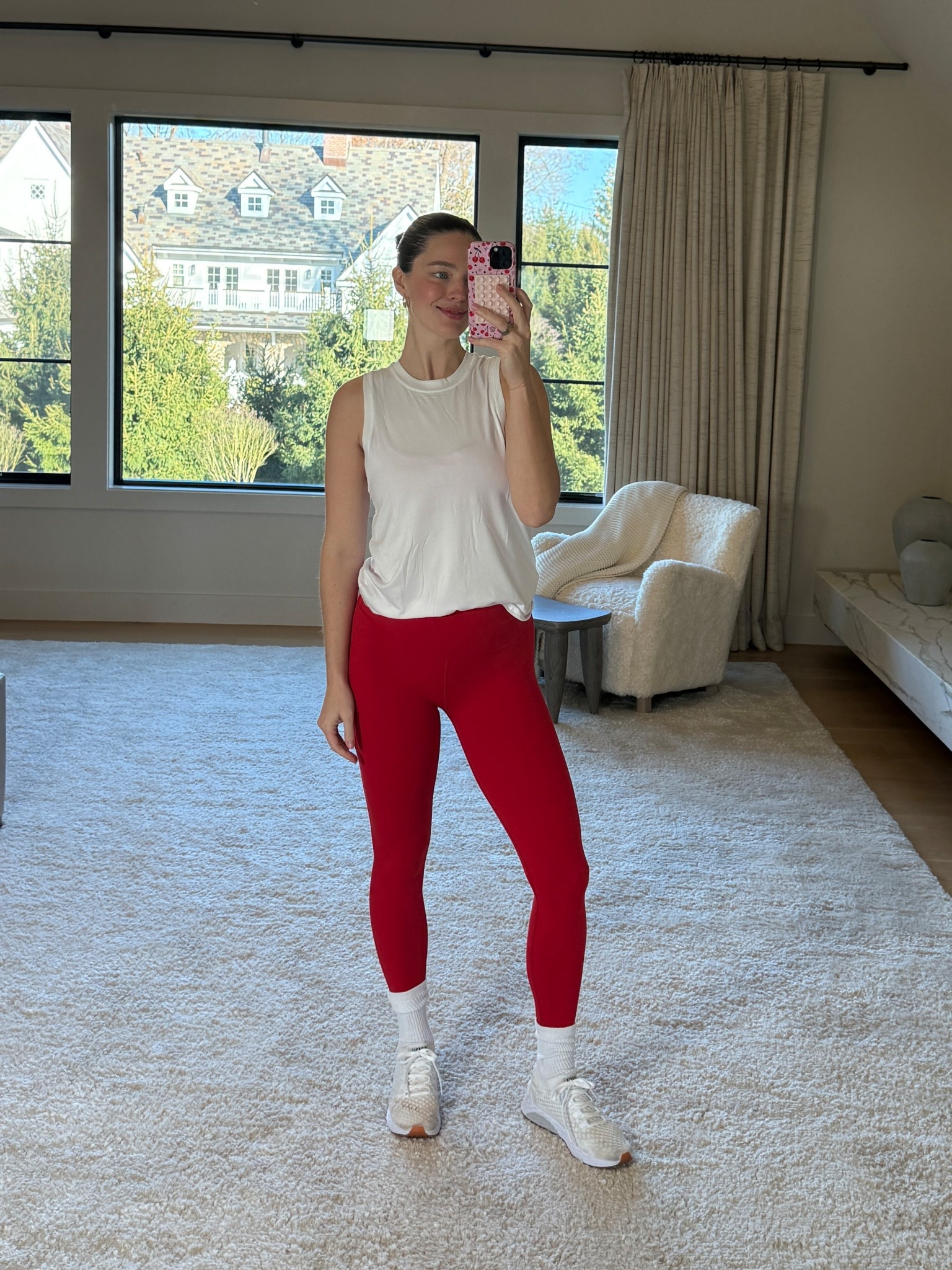 The cutest cherry red workout set from @vuoriclothing - the perfect place to shop holiday gifts this season! #vuoripartner