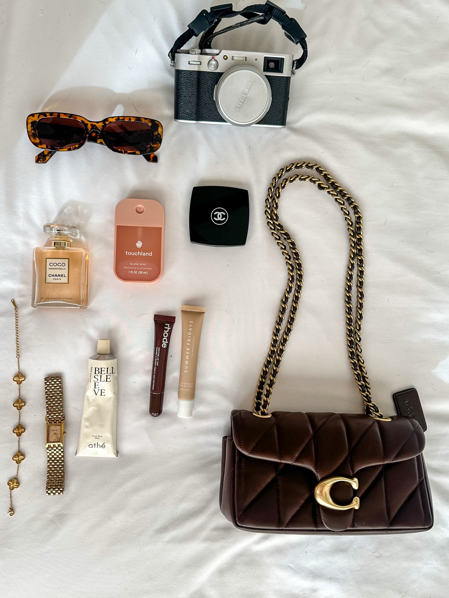 What’s in my coach bag?

Fujifilm camera
Rhode lip treatment
Summer Fridays lip balm
Touchland hand sanitizer 
Chanel compact mirror
Chanel perfume 
Watch 
Bracelet 
Hand cream 
Sunglasses 



#LTKBeauty #LTKMostLoved #LTKItBag