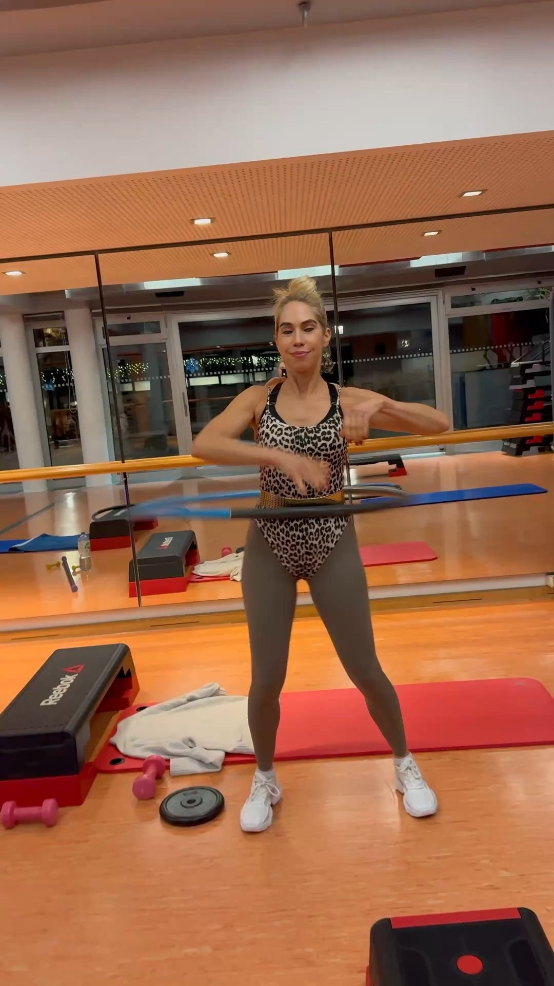 Meine 10-Minuten-Hula-Hoop-Routine für einen flacheren Bauch – mit meinem 2-kg Amazon-Hula-Hoop & meinem liebsten Sportmode-Look. Alles auf LTK verlinkt!

Ihr fragt so oft nach meinem Hula-Hoop-Workout, also hier ist mein aktueller Favorit:
Ich nutze den 1,9-kg Hula-Hoop von Amazon für meine tägliche 10-Minuten-Routine – perfekt für eine schmale Taille und ein schnelles Bauch-Workout zu Hause.
Dazu trage ich mein Sportmode-Set, das super bequem sitzt und jede Bewegung mitmacht. 💫
Ich habe euch alles auf LTK verlinkt, inklusive Reifen & Outfit.

#hulahoopworkout #hulahoopfitness #amazonfinds #sportmode #fitmitstil #10minworkout #bauchworkout #flacherbauch #fitnessroutine #ltkeurope #ltkfit #fitnessoutfit #sportoutfit #homeworkout

#LTKsale #LTKeurope #LTKdeutschland