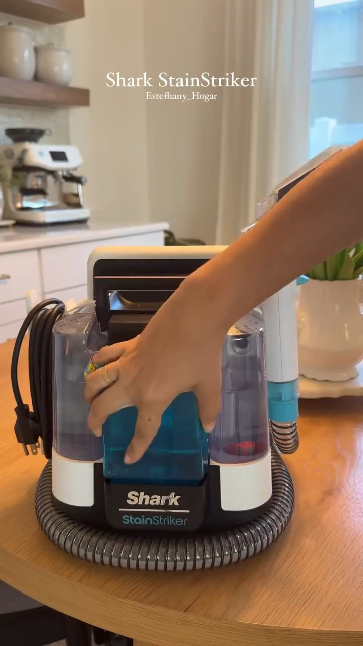 Las manchas no tienen oportunidad 🙌 El Shark StainStriker es mi favorito para limpieza profunda en alfombras, tapetes y tapicería. Quita la suciedad difícil rápido y deja todo como nuevo. Perfecta para iniciar la limpieza de primavera  @¿Lo quieres? Comenta Shark y te lo envío ✨

 #sharkstainstriker #springcleaning #upholsterycleaning #cleaningmusthaves  #cleaningmotivation