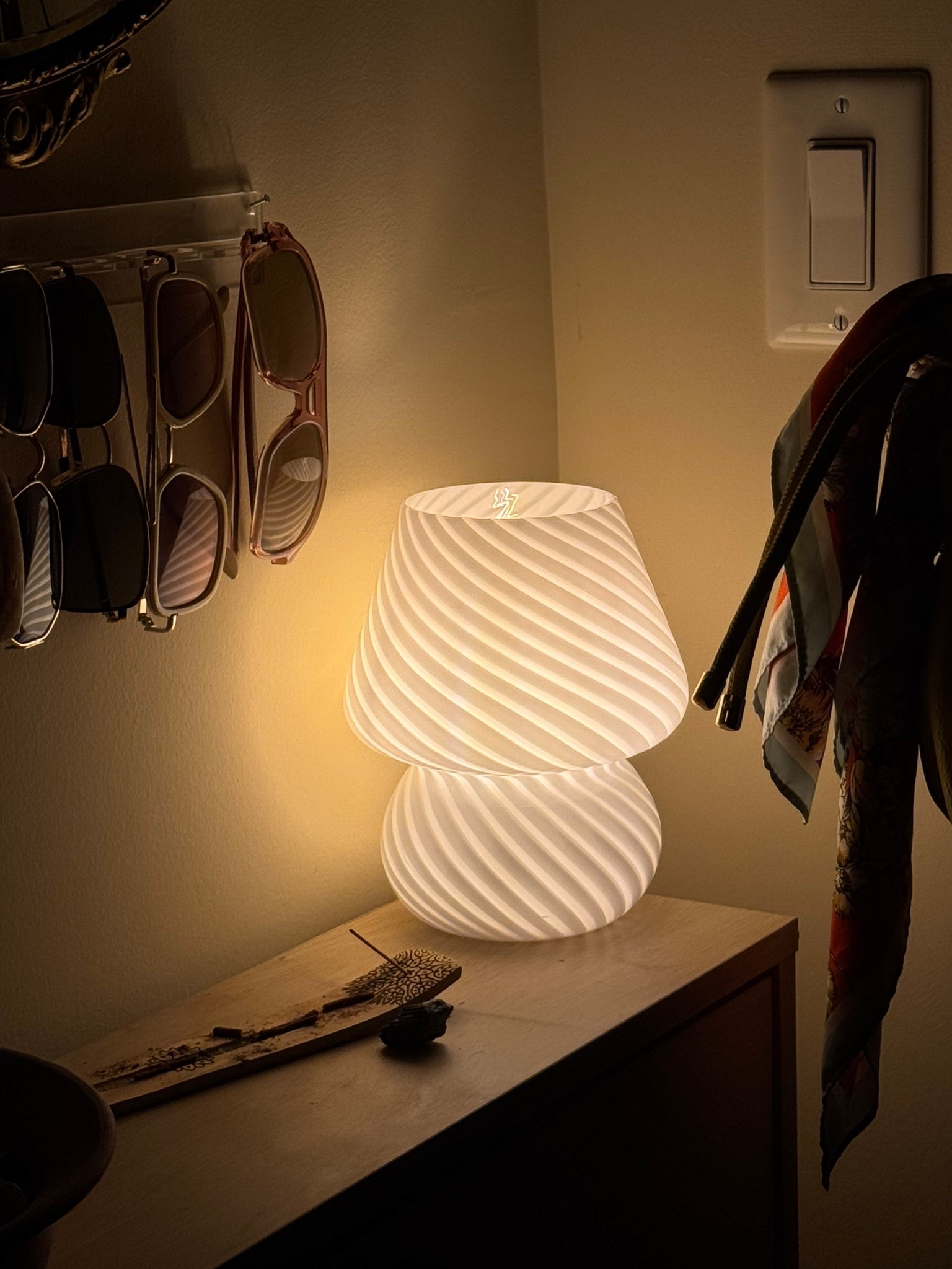 Mushroom table lamp 🍄
Amazon find ✨