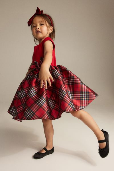 Flared-skirt dress | H&M (UK, MY, IN, SG, PH, TW, HK)