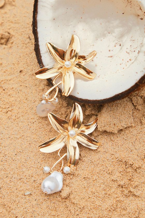 Delilah 14KT Gold Flower Pearl Statement Earrings | Lulus (US)