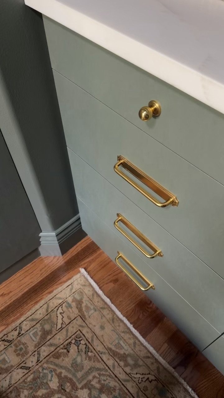 My closest hardware is definitely a favorite collection… drawer pulls paired with a little knob ✨

#LTKHome