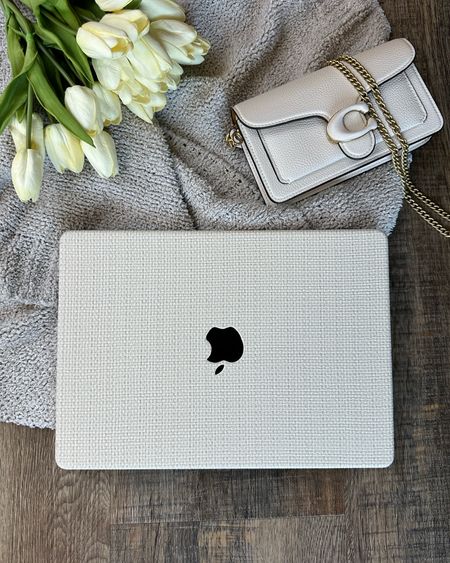 In my neutral era so you know I had to snag this Woven Textured MacBook Pro 14” case. 👩🏻‍💻