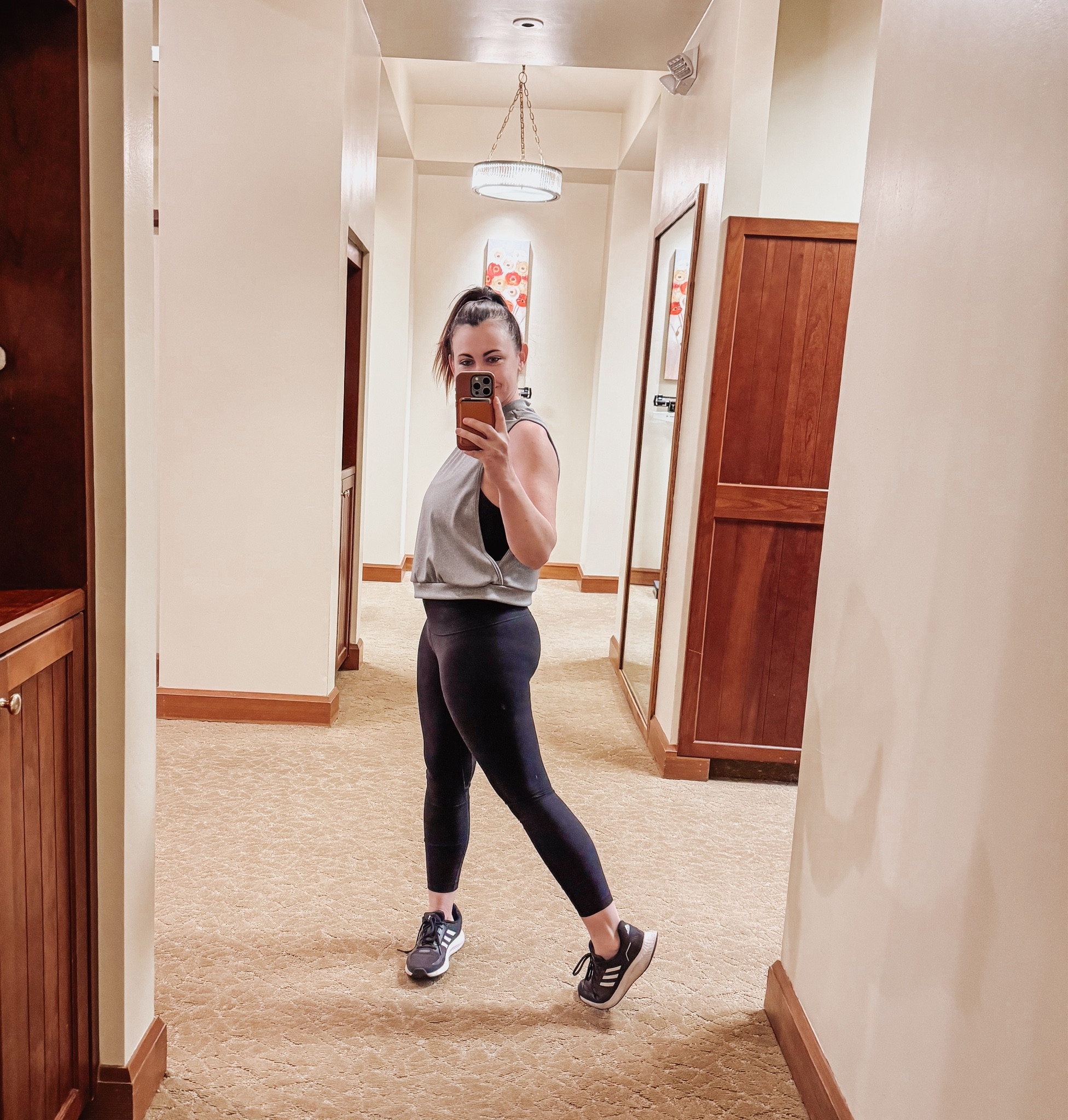 Feeling cute and ready to workout 
.
.
.
.
.
.
.
.
.
Workout outfit 
Fitness
Workout style 
Fit
Amazon fashion
Budget fashion
Leggings
Tank top
Sneakers
Nike
Lulu 

#LTKfitness