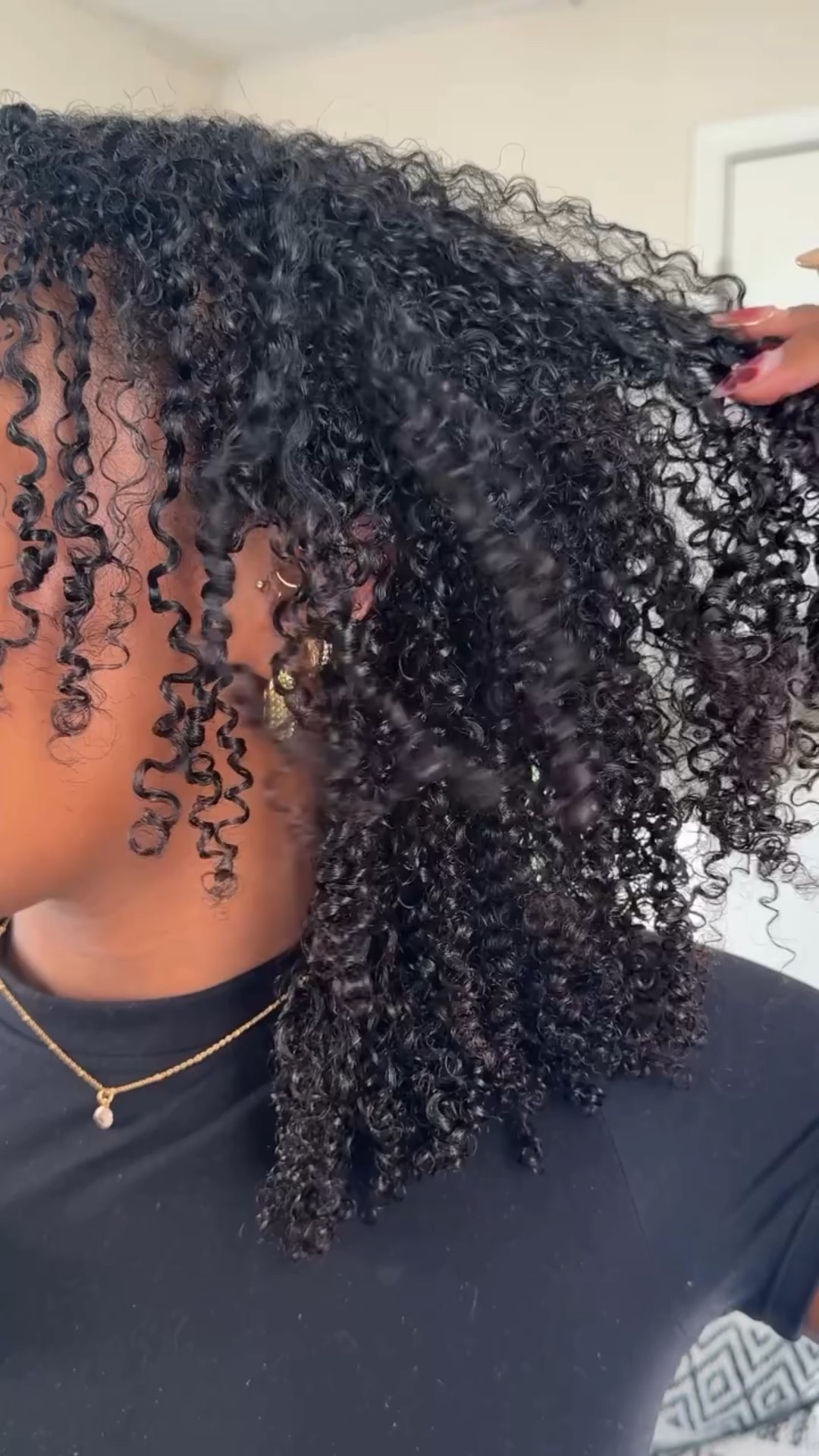 Welcome to Curl It with Kai🌀 where I test out products for the first time so you don’t have to.🤭

First up: Innersense I Create Curl Memory gel. Listen... I was NOT prepared for this level of definition😮‍💨
✨
✨
✨
#curlyhair #naturalhair #curldefinition #type3hair #type4hair 