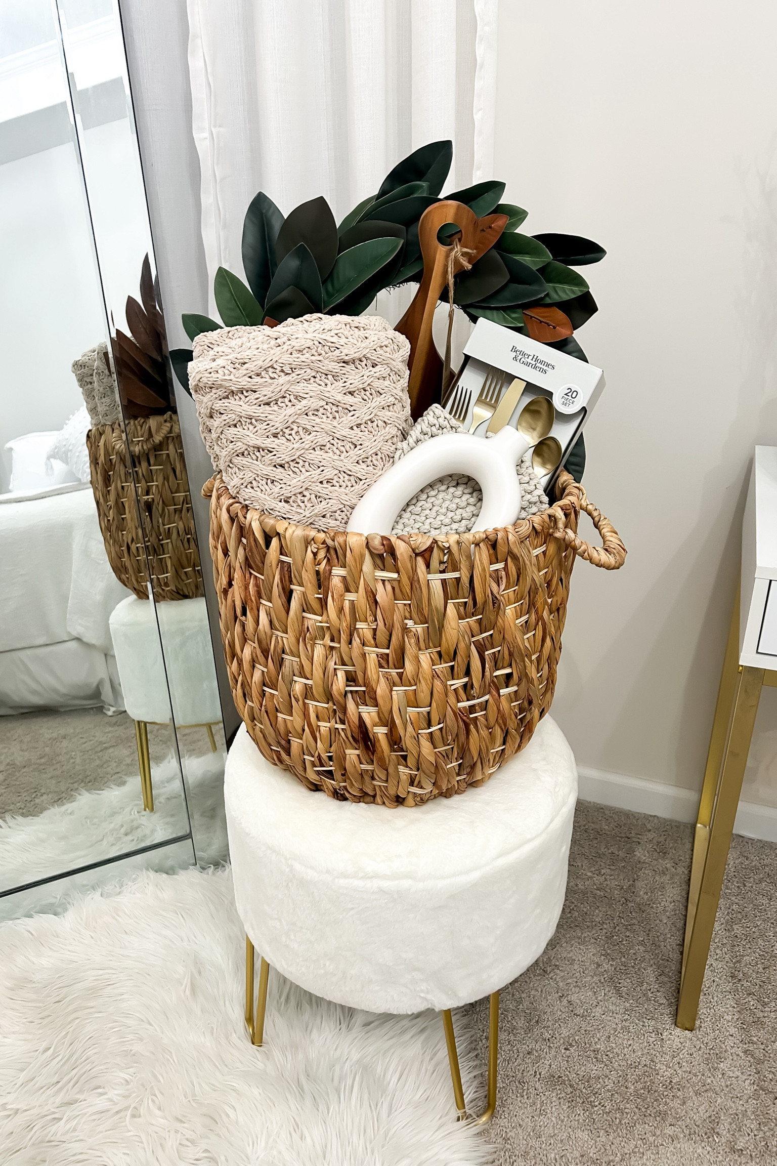 Gift Guide: Wedding Shower Basket. #gift #giftbasket #bridal #marriage #home #homedecor #interiordesign #wreath #basket #blanket #vase #silverware #kitchen #cuttingboard