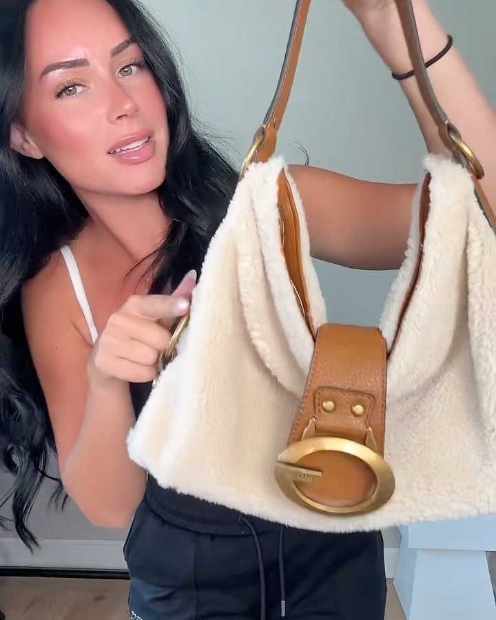 The perfect shoulder bag for fall 🍂🤍 @guess #guesspartner 


#LTKU #LTKItBag #LTKStyleTip