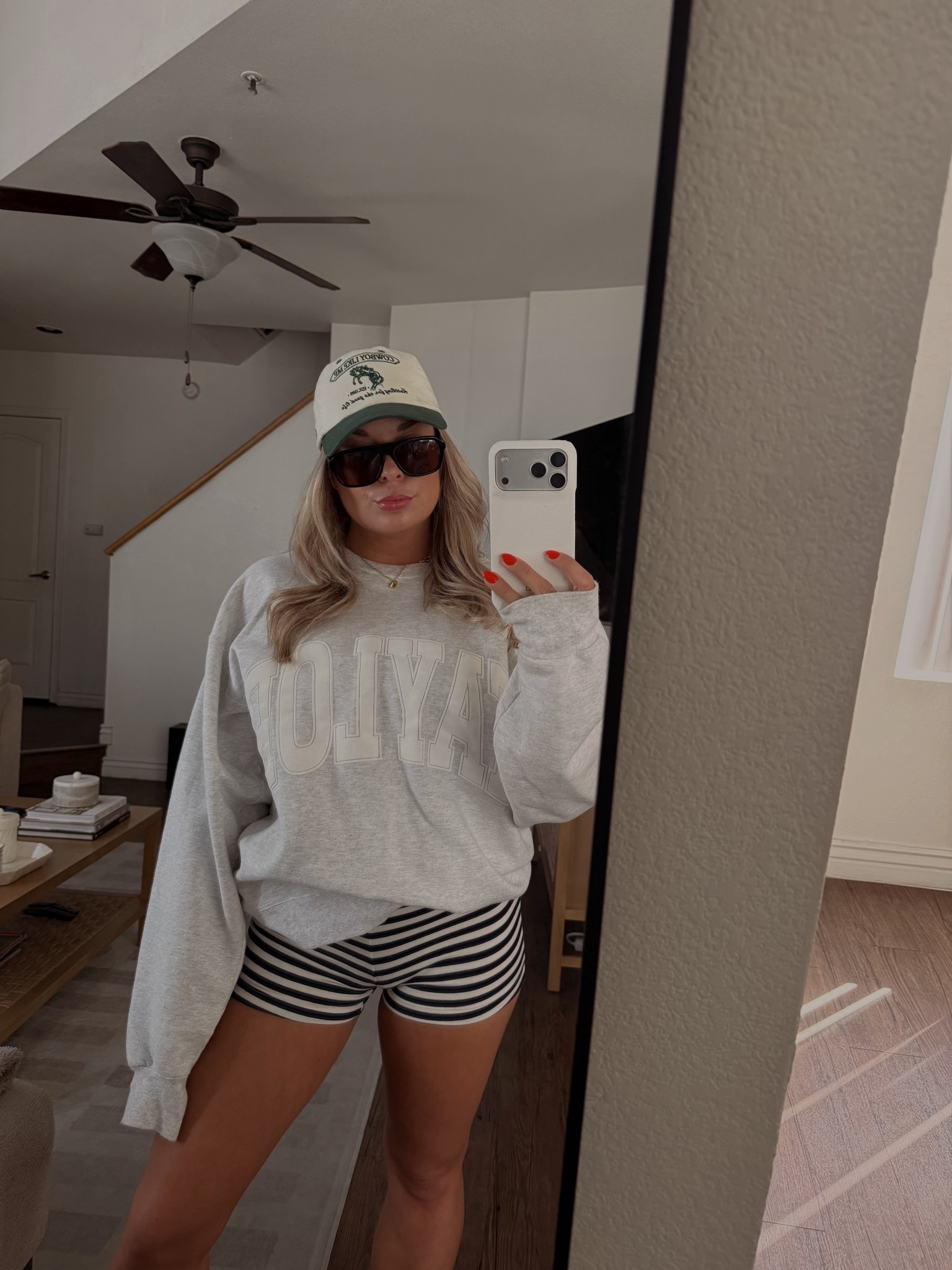 Target striped shorts
Mini shorts
The bar sweatshirt 