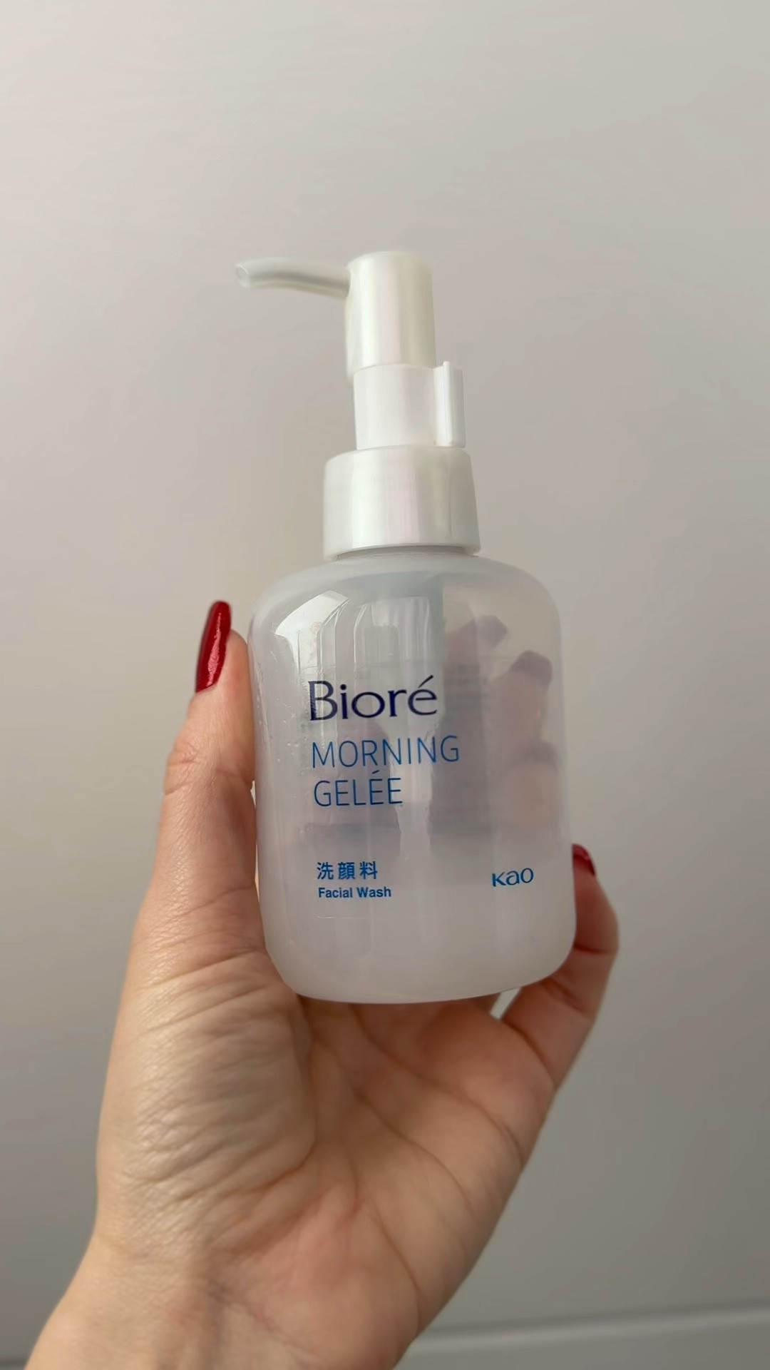 3 sabonetes faciais para peles mistas a secas que venho usando nos últimos meses!! 

1- Bioré é uma marca que comecei a investir depois de uma trip que fiz ao Japão no final do ano passado. Já tinha vontade e curiosidade de testar os produtos da marca, porém acabava não priorizando na hora de investir em algum sabonete facial novo. Com a oportunidade da viagem eu aproveitei e trouxe cmg esse de limpeza gentil que parece que é para ser usado mais pela manhã. Como minha pele vem se demonstrando mais seca, depois da mudança do Rio pra SP e a adaptação ao clima mais seco e frio daqui, esse tipo de sabonete caiu como uma luva! Apesar de não ter encontrado ele ainda pra vender por aqui, sei que tem outros sabonetes que são similares, e minha próxima indicação é um desses😉👇🏼

2-O limpador facial da Sallve é a uns dois anos ou mais um dos meus sabonetes faciais favoritos. Além de ser fácil de achar, em qualquer farmácia, é uma das marcas nacionais que minha pele se dá melhor com a maioria dos produtos de skin care! 

3- Em terceiro lugar a espuma facial da Riô, que foi uma grande surpresa pra mim, já que conheci a marca recentemente e logo me surpreendeu a delicadeza e leveza do produto na minha pele, no auge do ressecamento. Ajudou mt a recuperar e manter ela limpa sem trazer a sensação de ressecado. 



#LTKbeleza #LTKviagem #LTKbrasil