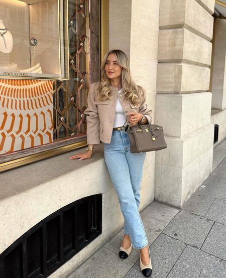 Paris in Spring 🤍🌸

Abercrombie collarless tweed jacket beige taupe, Almada white vest, Levi’s 501 blue jeans, Chanel black and beige ballet pumps, Hermes Birkin Etoupe, Celine sunglasses

#LTKSeasonal #LTKitbag #LTKtravel