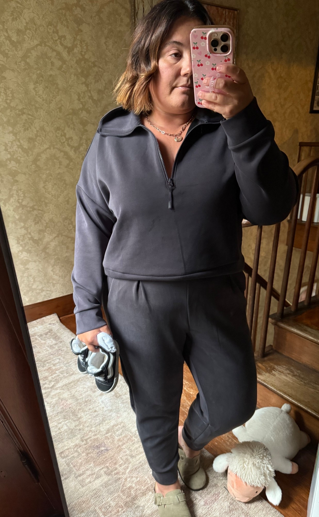Tired mom uniform ✔️ Zero effort ✔️ Still VERY cute ✔️
Some days it’s sweats > style, but when the sweats are the style… we win ✨