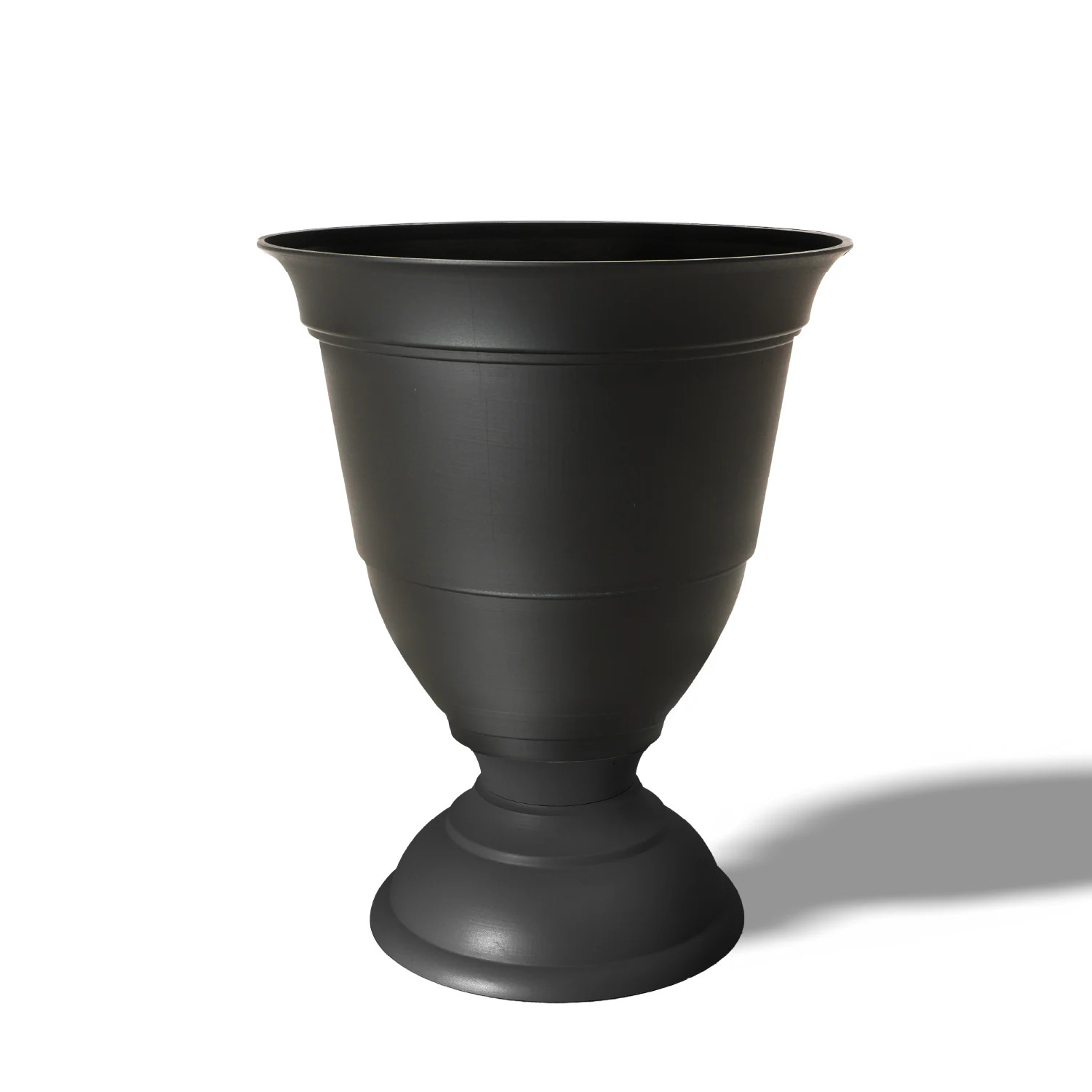 Style Selections Round 15.91-in W Black Recycled plastic Indoor/Outdoor Planter | DU2132FA-BLK | Lowe's