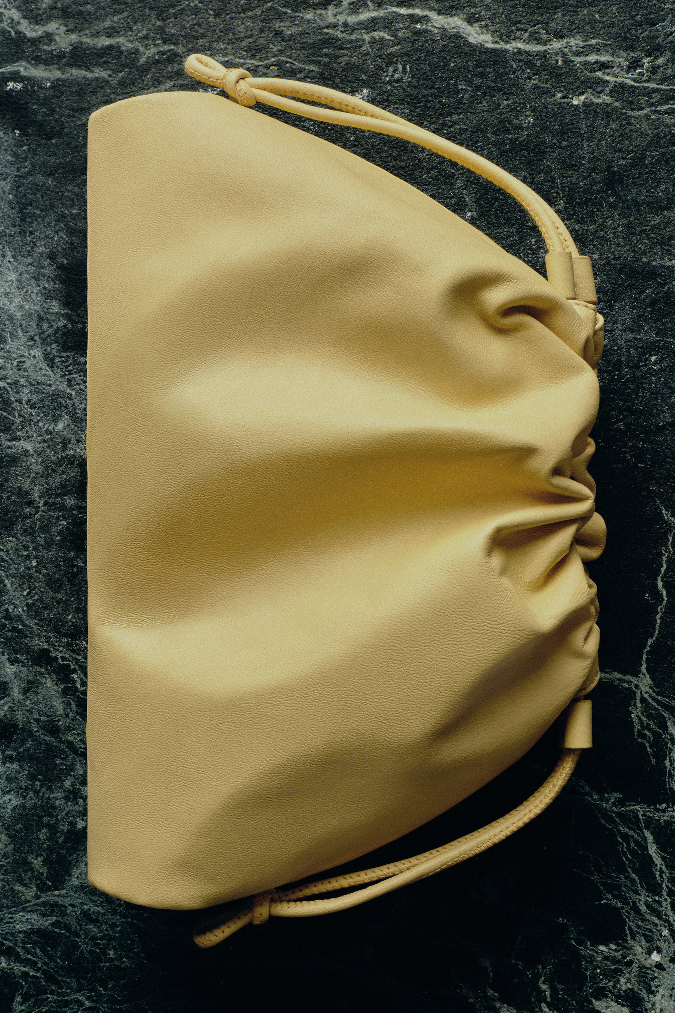 KLEINE CAVATELLI CLUTCH - LEDER - HELLGELB | COS | COS (EU)