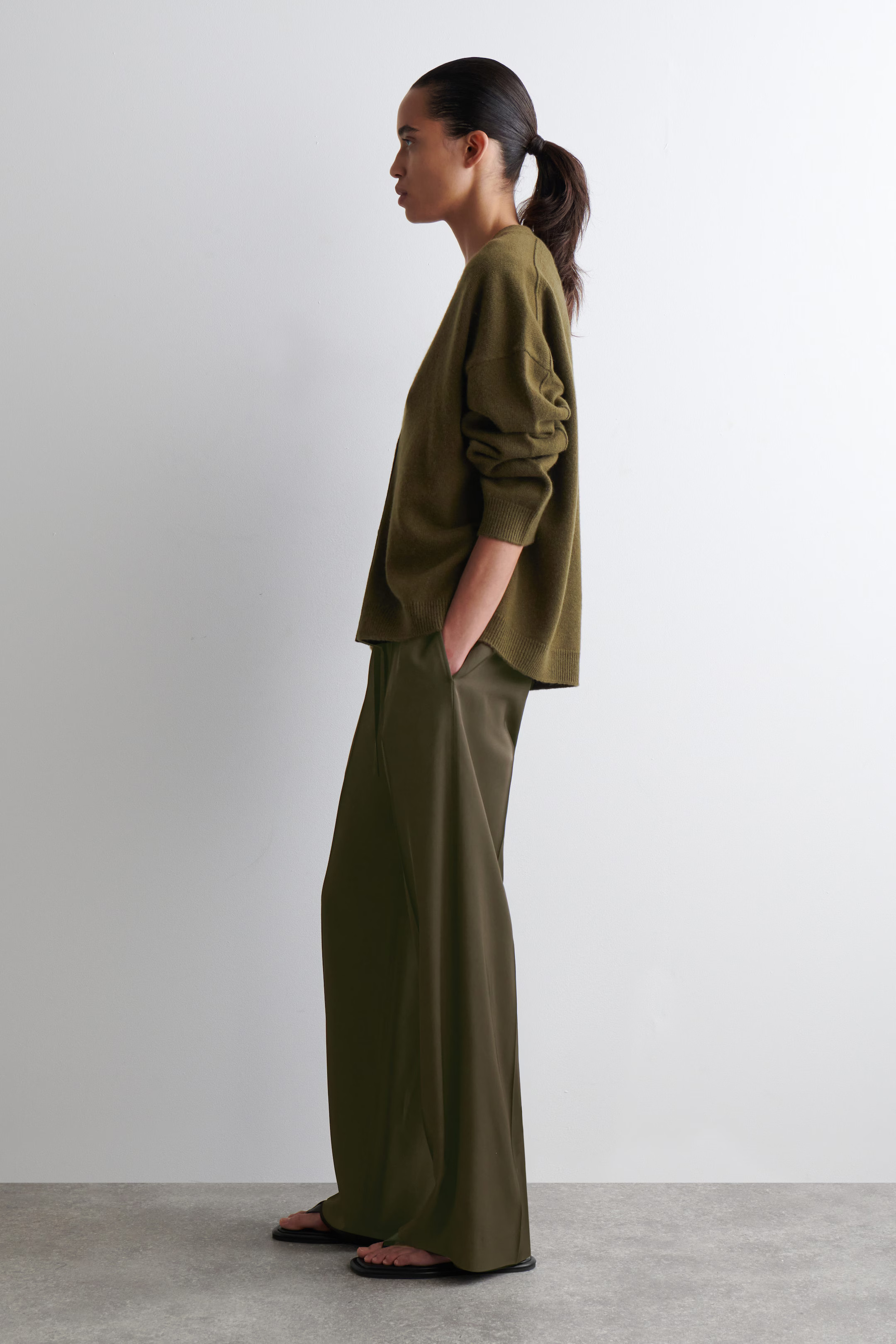 CASHMERE V-NECK CARDIGAN - DARK KHAKI | COS | COS (EU)