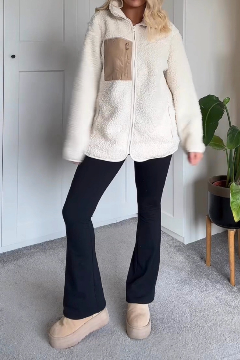 Zip up fleece, leggings and Uggs cosy everyday look 🍂

Wearing size M