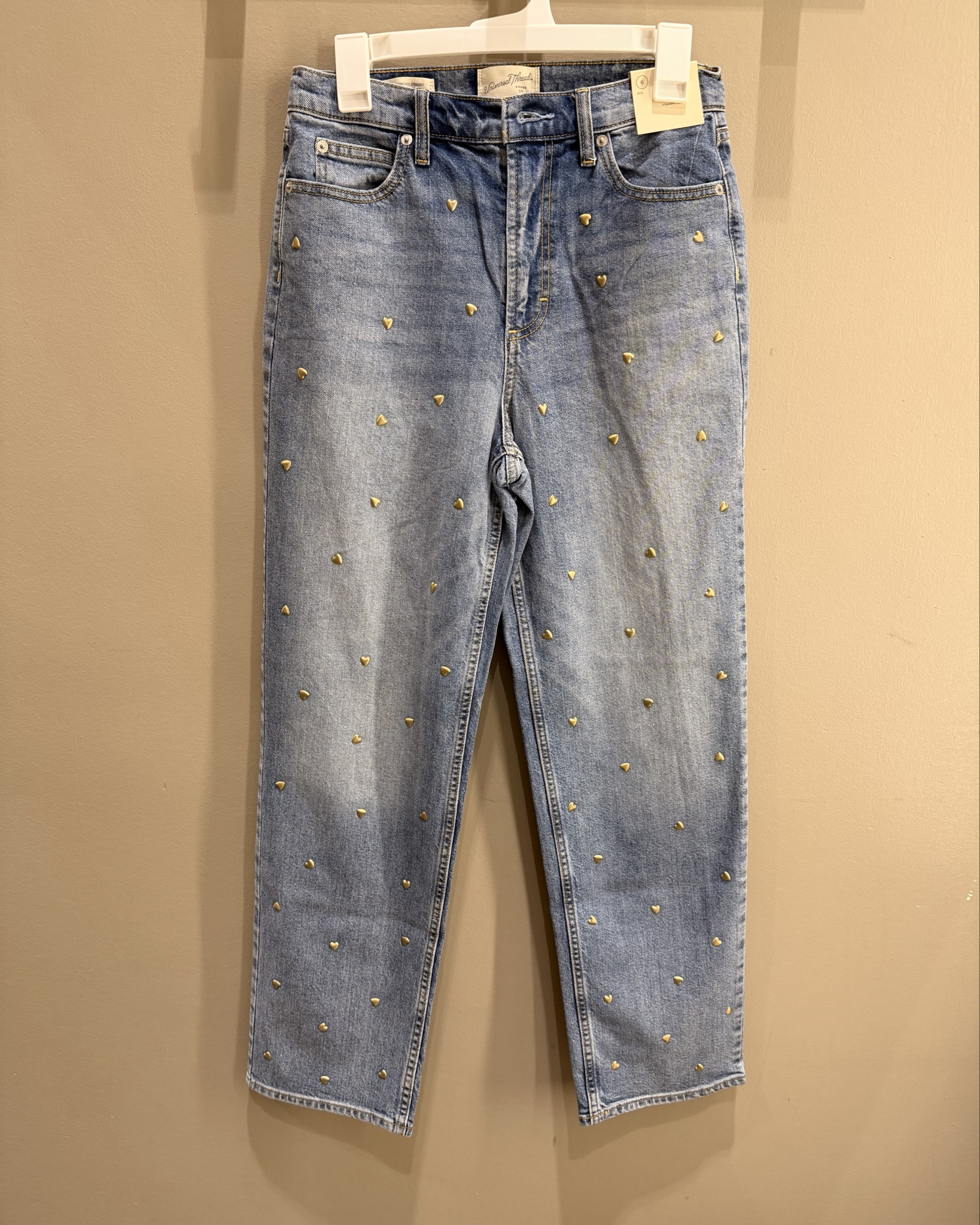 These heart-detail high-rise jeans are stealing the show 💕 Easy to style, flattering, and full of personality.

#LTKootd