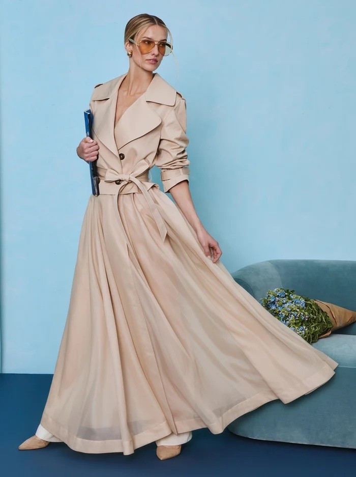 Lovveeee this statement trench coat from  @Alice + Olivia