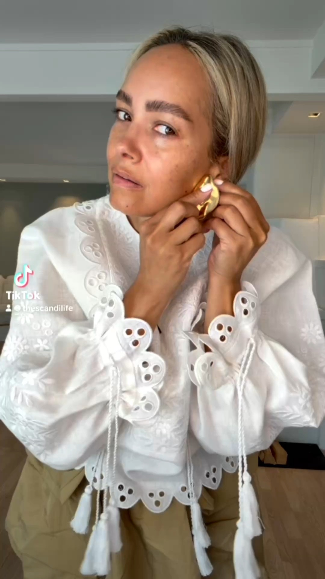 I’m making a white blouse reel for you this week - this one is from Etnodim #whiteblouse #spitzenbluse